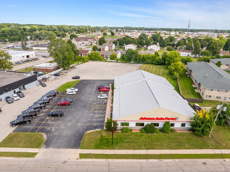 821 Lime Kiln Rd, Green Bay, WI à vendre - Photo du bâtiment - Image 2 de 29