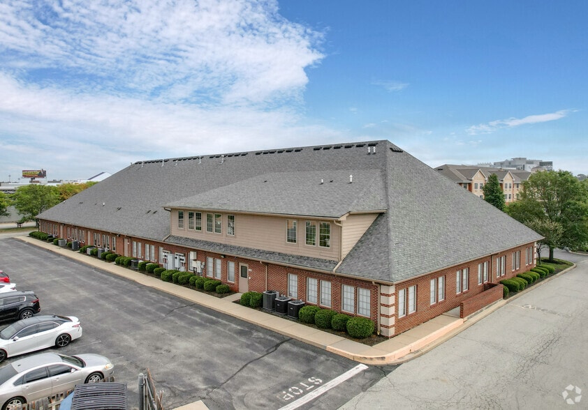 7950 N Shadeland Ave, Indianapolis, IN à louer - Photo du bâtiment - Image 2 de 4