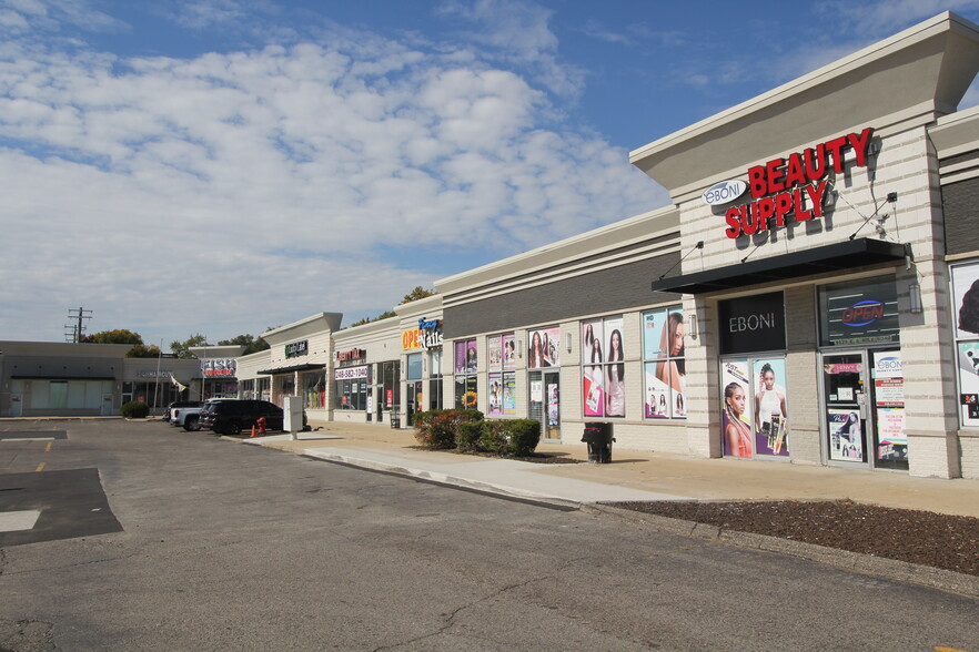 1539-1635 E 8 Mile Rd, Hazel Park, MI for sale - Building Photo - Image 1 of 1