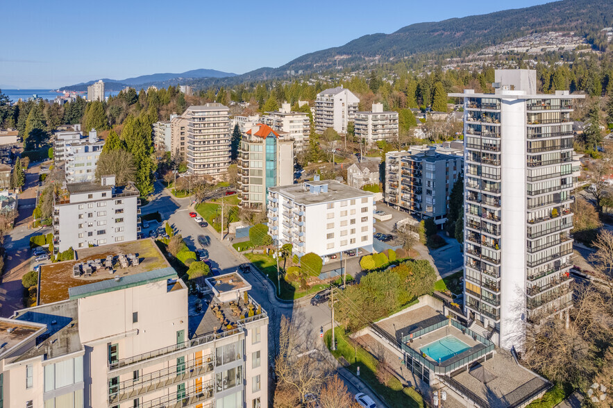 1665 Duchess Ave, West Vancouver, BC à vendre - Photo du bâtiment - Image 3 de 5