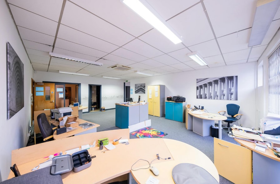 62 Brewery Rd, London for sale - Interior Photo - Image 2 of 9