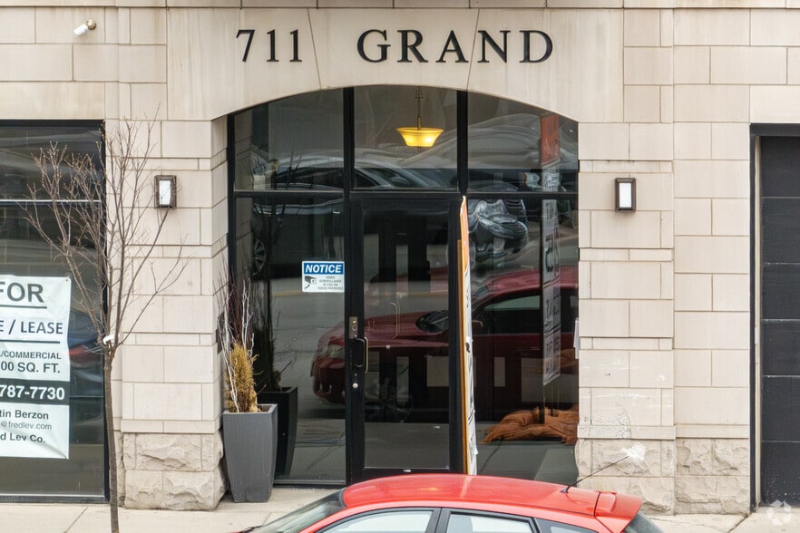 711 W Grand Ave, Chicago, IL à vendre - Photo du bâtiment - Image 2 de 7