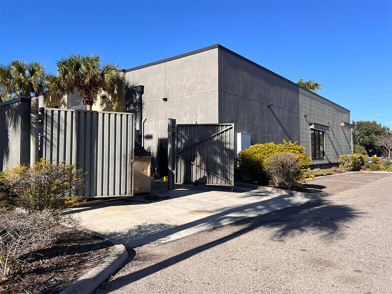 2938 Tyrone Blvd N, Saint Petersburg, FL à louer - Photo du bâtiment - Image 2 de 4