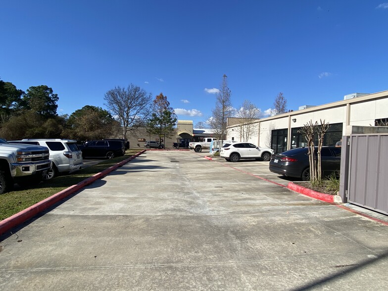 810 S Friendswood Dr, Friendswood, TX à louer - Photo du bâtiment - Image 3 de 4