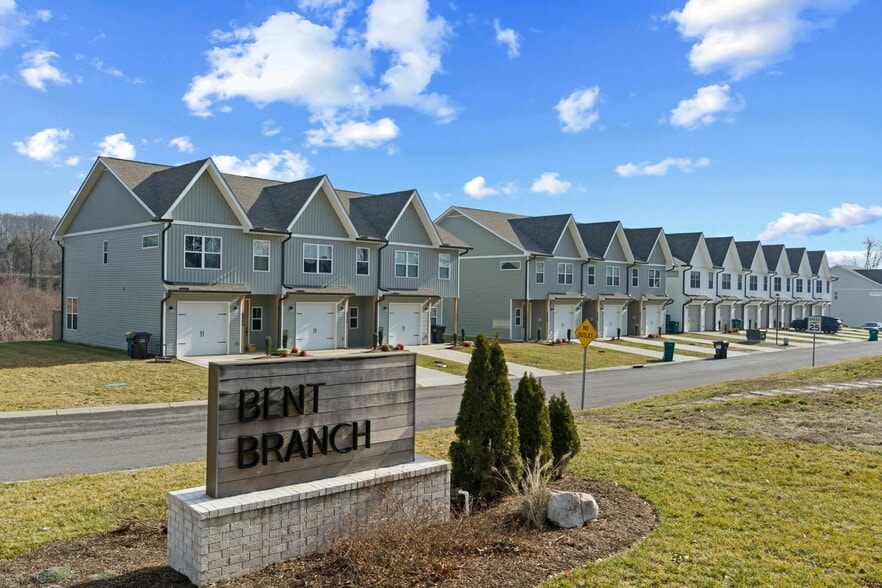 8407-8456 Whisper Ln, Powell, TN for sale - Primary Photo - Image 1 of 37