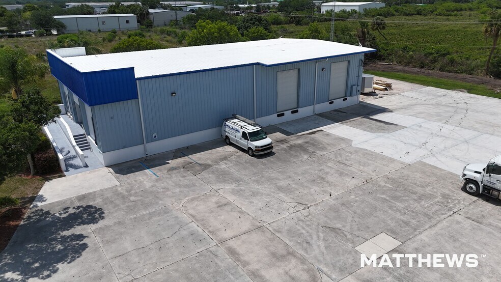 7332 Commercial Cir, Fort Pierce, FL à louer - Photo du bâtiment - Image 2 de 3