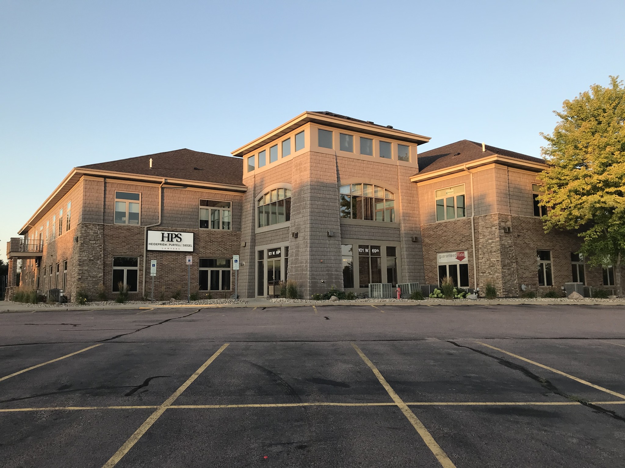 101 W 69th St, Sioux Falls, SD for lease Building Photo- Image 1 of 4