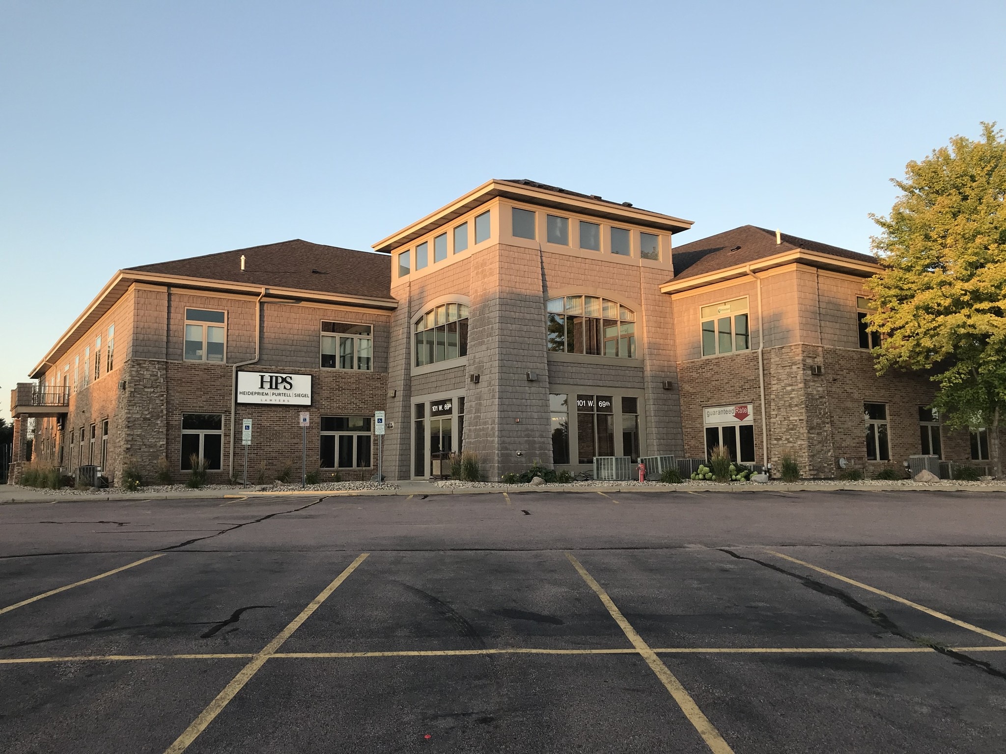 101 W 69th St, Sioux Falls, SD for lease Primary Photo- Image 1 of 8