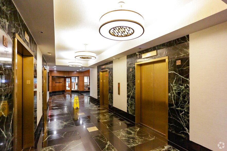 39533 Woodward Ave, Bloomfield Hills, MI à louer - Hall d’entrée - Image 2 de 8