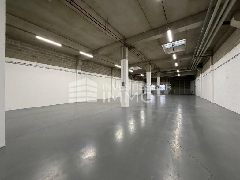 Flex in Lognes for lease - Interior Photo - Image 2 of 4