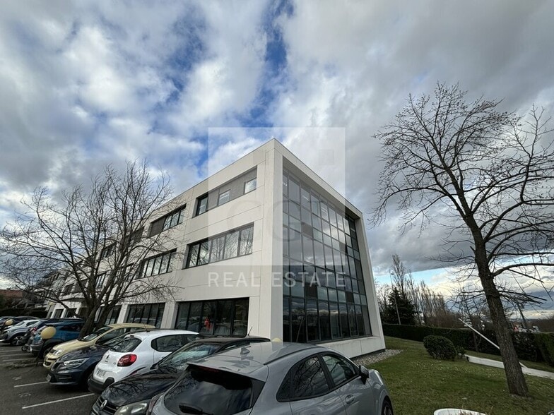 23 Rue Maryse Bastié, Bron for lease - Building Photo - Image 2 of 12