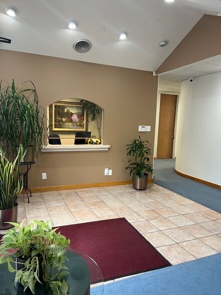 9876 Plano Rd, Dallas, TX à vendre - Hall d’entrée - Image 2 de 16
