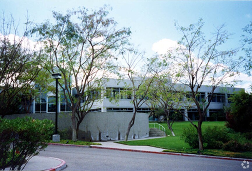 2900 N Madera Rd, Simi Valley, CA à louer - Photo du bâtiment - Image 2 de 19