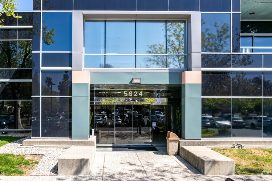 5924 Stoneridge Dr, Pleasanton, CA à louer - Photo du bâtiment - Image 3 de 9