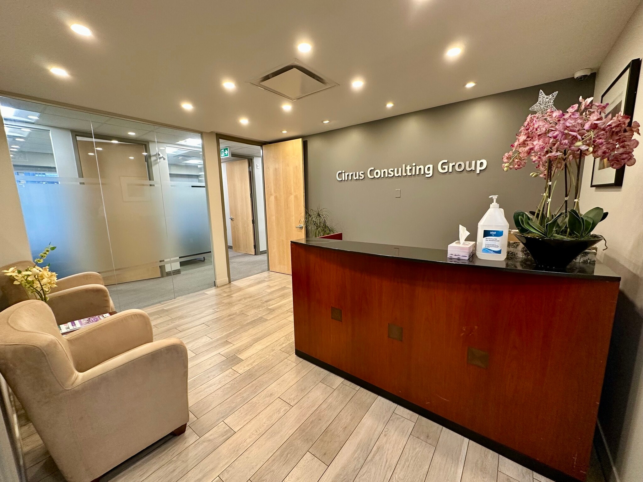 661 Yonge St, Toronto, ON for lease Interior Photo- Image 1 of 8