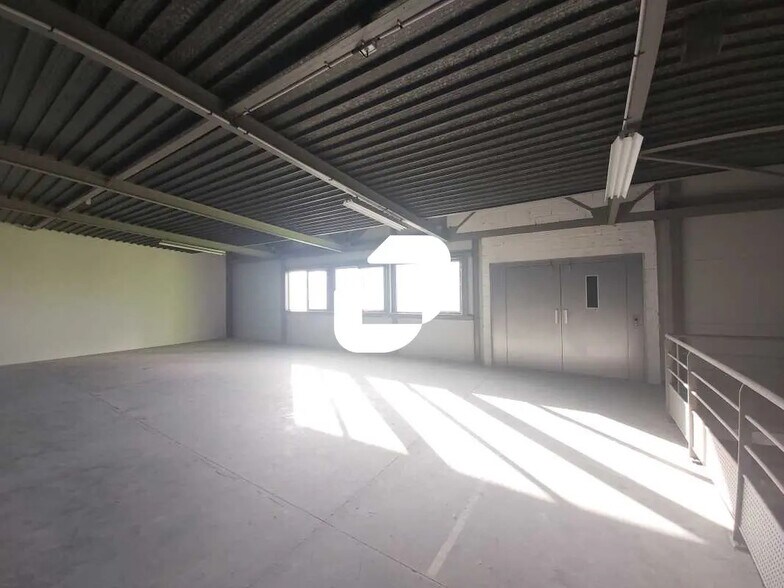 Flex in Morangis for lease - Interior Photo - Image 2 of 16