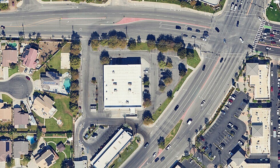 1107 Calloway Dr, Bakersfield, CA à louer - Photo du bâtiment - Image 2 de 2