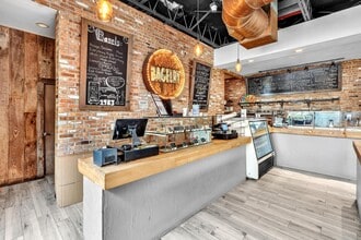 3693 SW 22nd Ter, Miami, FL à louer Photo intérieure- Image 1 de 65