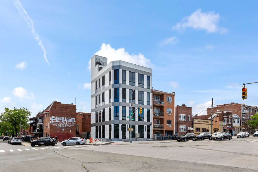 11072 Corona Ave, Flushing, NY à louer - Photo du bâtiment - Image 3 de 4