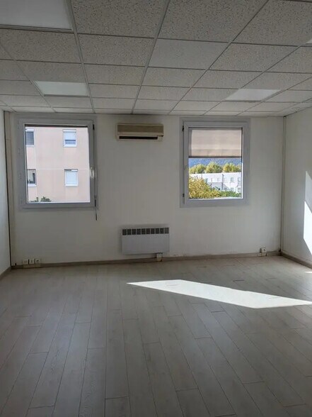 Office in Grenoble for sale - Interior Photo - Image 2 of 8