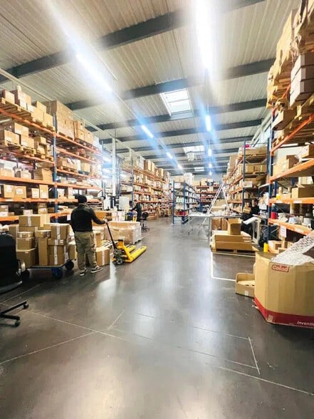 Flex in Élancourt for lease - Building Photo - Image 2 of 8