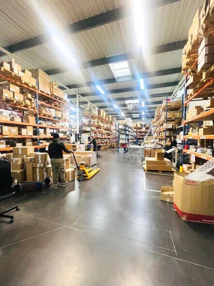 Flex dans Élancourt à louer - Photo du bâtiment - Image 2 de 8