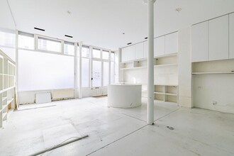 Retail in Paris for lease Interior Photo- Image 2 of 5