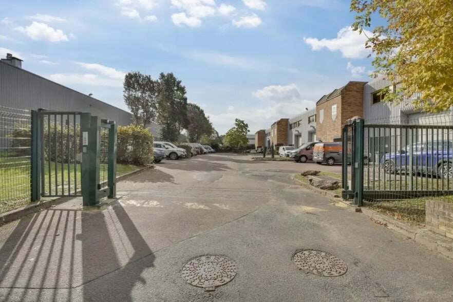 240 Rue Helene Boucher, Buc for lease - Building Photo - Image 2 of 8