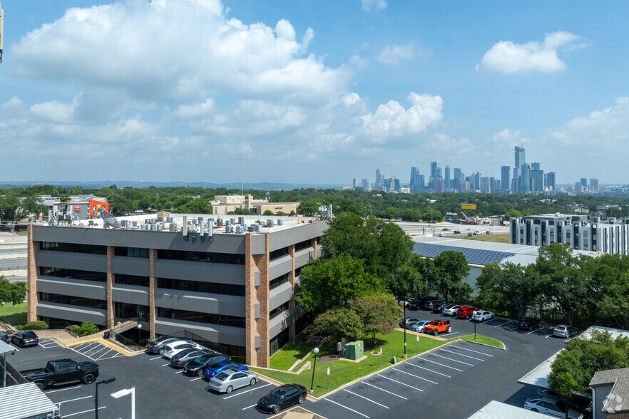 2211 IH-35 S, Austin, TX à louer - Photo du bâtiment - Image 2 de 9