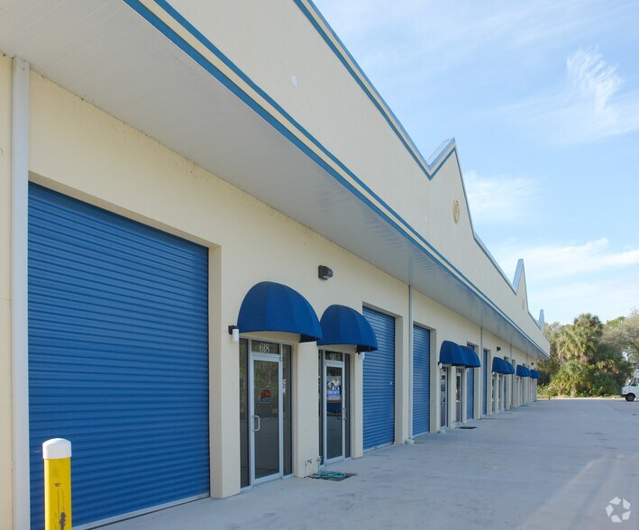 3860 Curtis Blvd, Port Saint John, FL à louer - Photo du bâtiment - Image 3 de 12