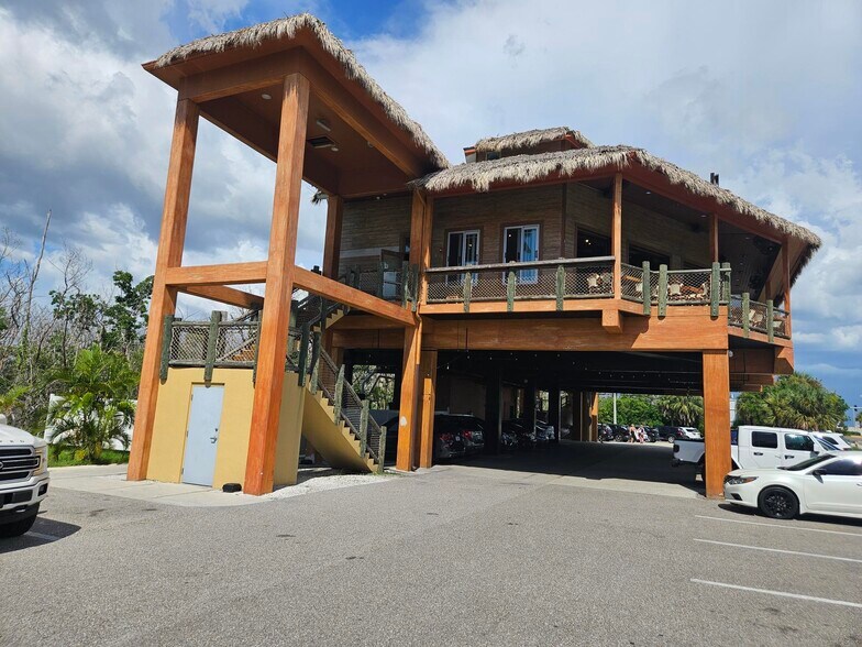 17501 Harbour Point Dr, Fort Myers, FL à vendre - Photo du bâtiment - Image 2 de 11