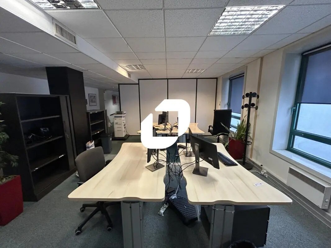 Bureau dans Melun à louer Photo du bâtiment- Image 1 de 11