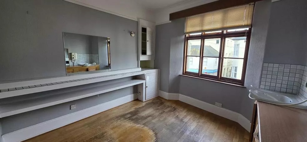 21 Higher St, Dartmouth for lease - Interior Photo - Image 2 of 2