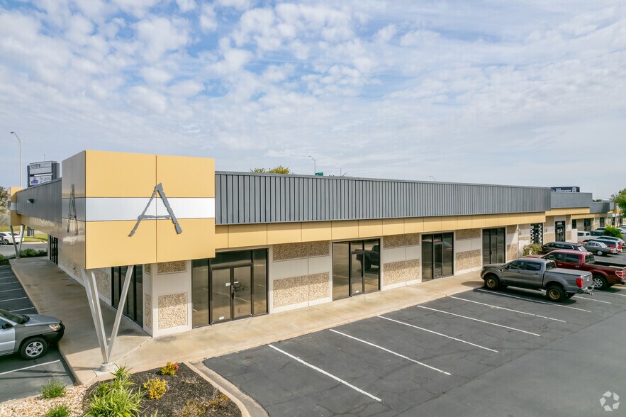 7801 N Lamar Blvd, Austin, TX à louer - Photo du bâtiment - Image 2 de 18