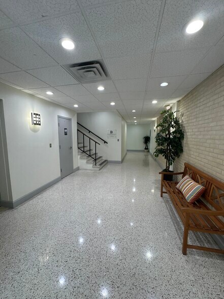 748 Broadway, Dunedin, FL à louer - Photo du bâtiment - Image 3 de 13