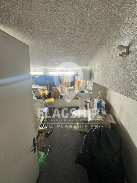 Retail in Paris for lease - Interior Photo - Image 2 of 5