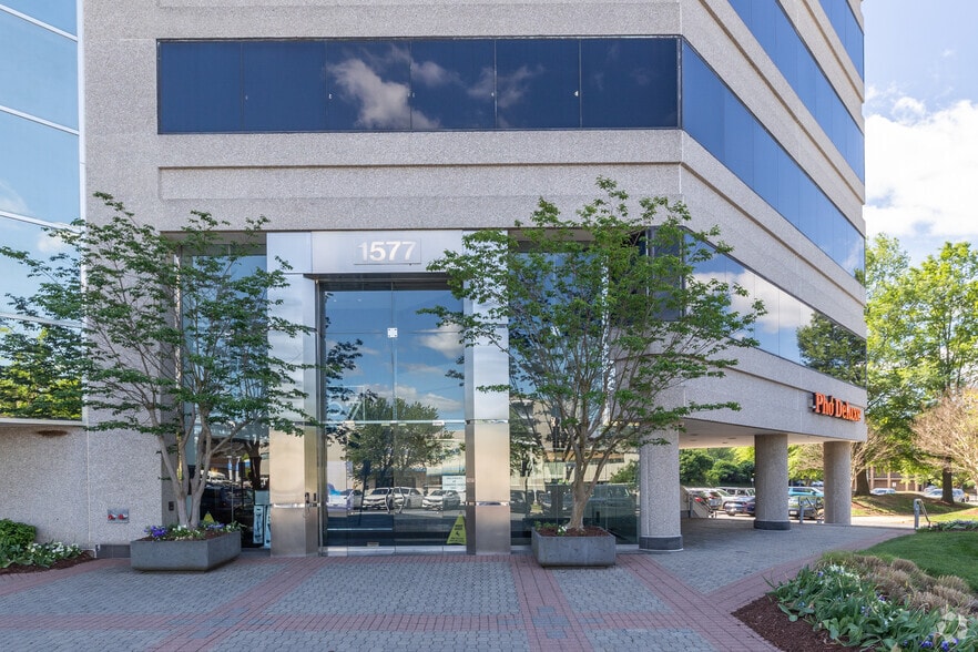 1577 Spring Hill Rd, Vienna, VA for lease - Interior Photo - Image 3 of 11