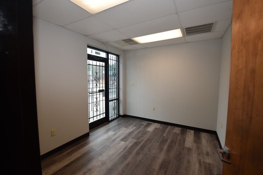 6120 Brookshire Blvd, Charlotte, NC for lease - Building Photo - Image 3 of 12
