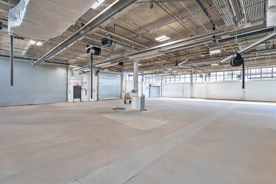 2710 49th Ave, Long Island City, NY à louer - Photo du bâtiment - Image 3 de 9