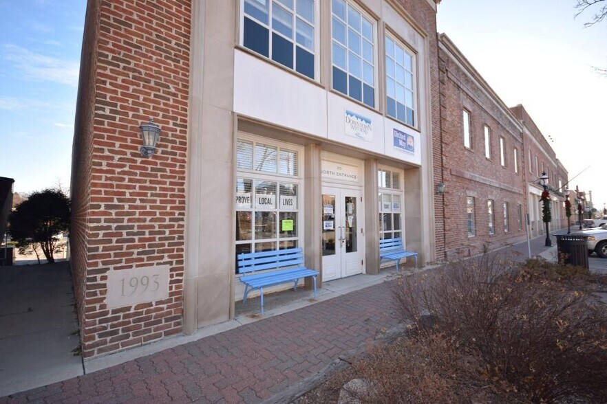 215   MAIN STREET  ZEILGLER BUILING, West Bend, WI à louer - Photo du bâtiment - Image 2 de 27