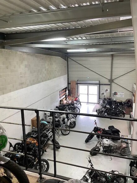 Flex dans Entraigues-sur-la-Sorgue à louer - Photo du bâtiment - Image 3 de 4