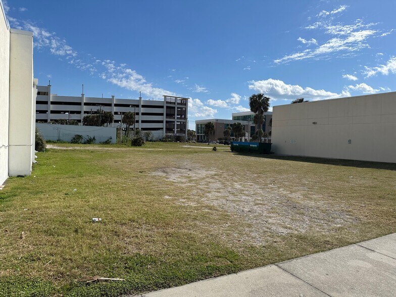 537 N Atlantic & 600 Seabreeze Blvd Ave, Daytona Beach, FL à louer - Photo du bâtiment - Image 2 de 2