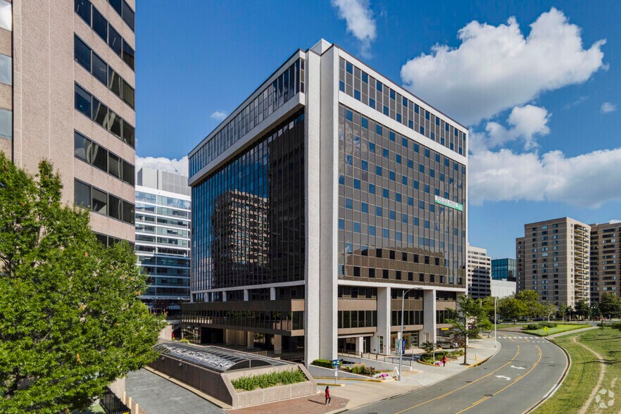 1401 S Clark St, Arlington, VA à louer - Photo du bâtiment - Image 3 de 6