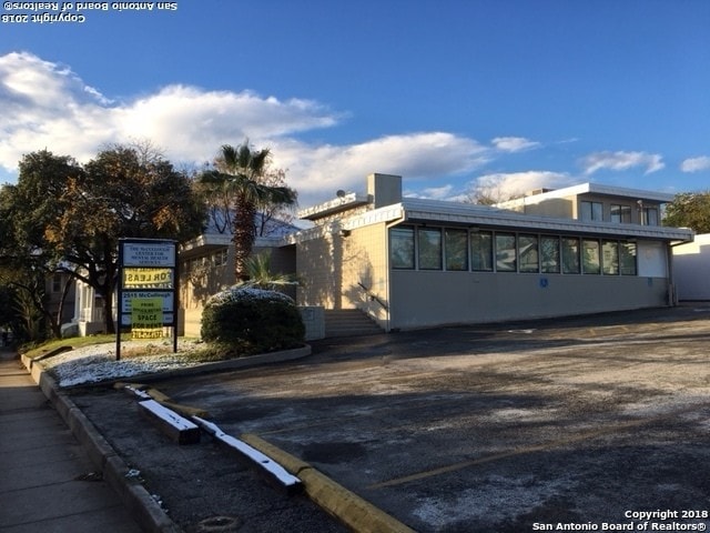 138 E Mistletoe Ave, San Antonio, TX for lease - Building Photo - Image 2 of 23
