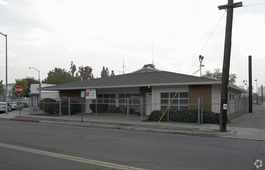 2430-2434 Calaveras St, Fresno, CA à louer - Photo du bâtiment - Image 2 de 6