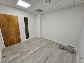 12550 Biscayne Blvd, North Miami, FL à louer Photo intérieure- Image 2 de 3