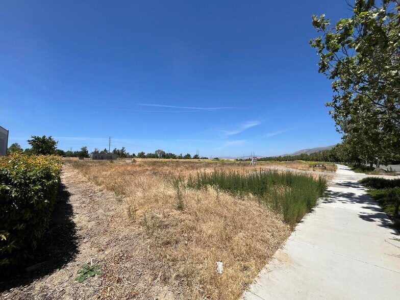 1429 N McCarthy Blvd, Milpitas, CA à louer - Photo du bâtiment - Image 3 de 4