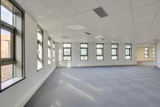 8 Rue Eugène Et Armand Peugeot, Rueil-Malmaison for lease Interior Photo- Image 2 of 7