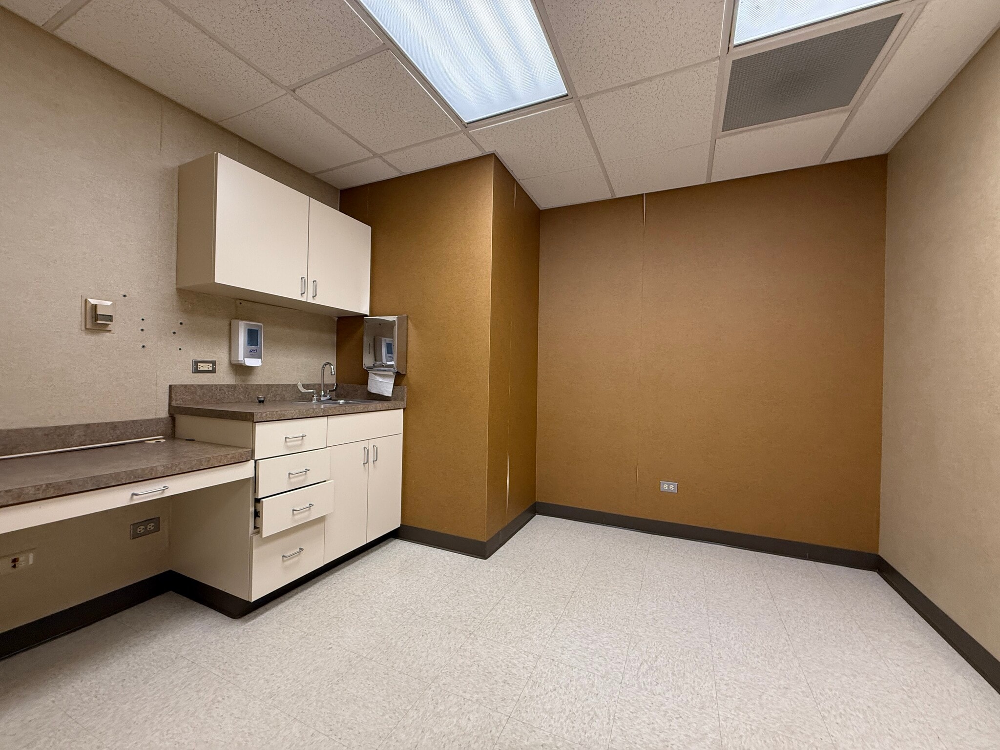 810 Biesterfield Rd, Elk Grove Village, IL for lease Interior Photo- Image 1 of 3