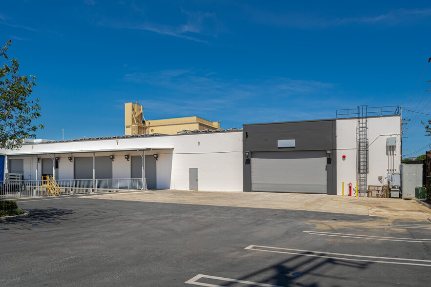 15148 Bledsoe St, Sylmar, CA for lease - Building Photo - Image 3 of 11